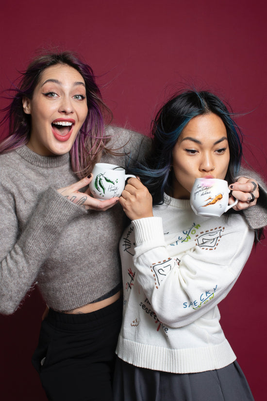 Bílý porcelánový hrnek z Dubí "Jsem sympaticky divná" s mojí ilustrací a nápisem